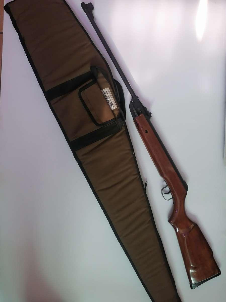 BREAK BARREL-AIR RIFLE WITH BAG MADE IN SHANGHAI CHINA - SEE BELOW FOR INFO.