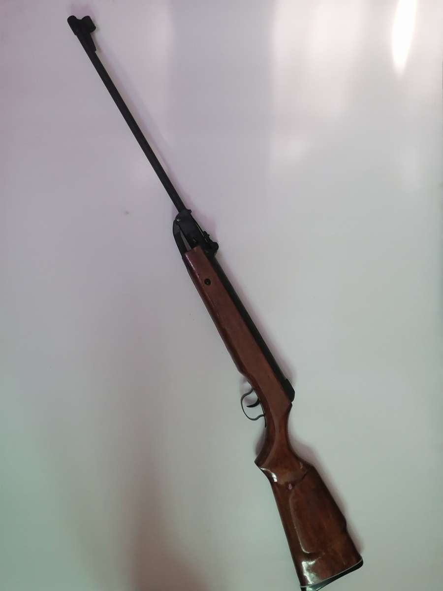 BREAK BARREL-AIR RIFLE WITH BAG MADE IN SHANGHAI CHINA - SEE BELOW FOR INFO.