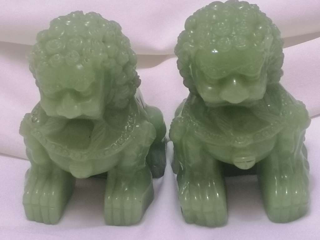 STUNNING VINTAGE - 2x CARVED JADE GREEN TEMPLE CHINESE FOO DOGS - GREAT VALUE - PLEASE READ BELOW.