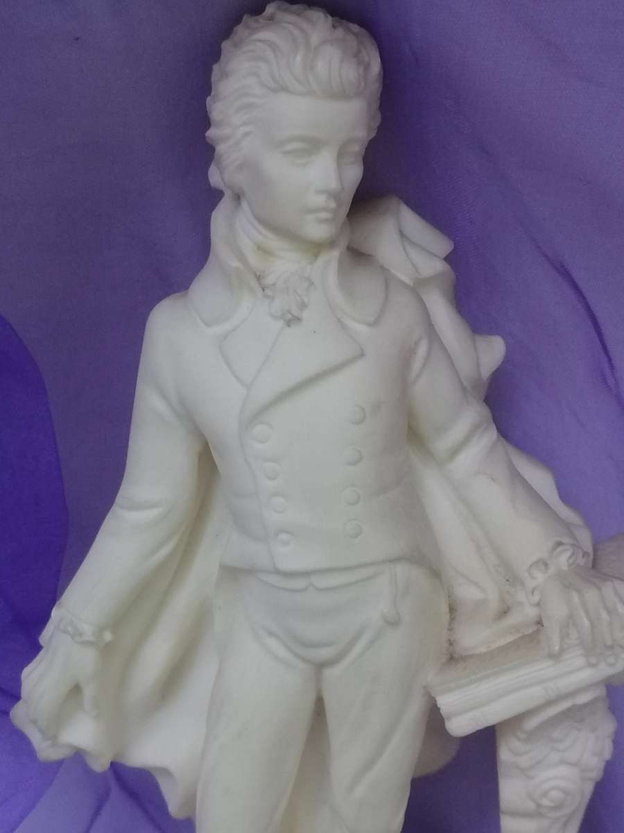 VINTAGE - MOZART (WOLFGANG AMADEUS) WHITE RESIN STATUE - VERY GOOD CONDITION - PLEASE READ BELOW.