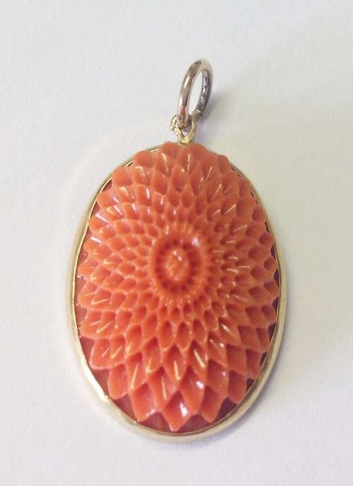 VINTAGE CARVED CHRYSANTHENUM CORAL PENDANT IN SOLID NINE CARAT GOLD!