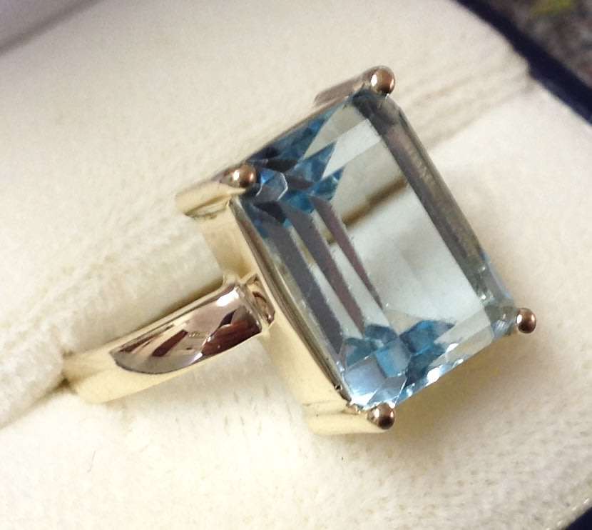 SOLID 9 CARAT GOLD & GENUINE FACETED BLUE TOPAZ RING!