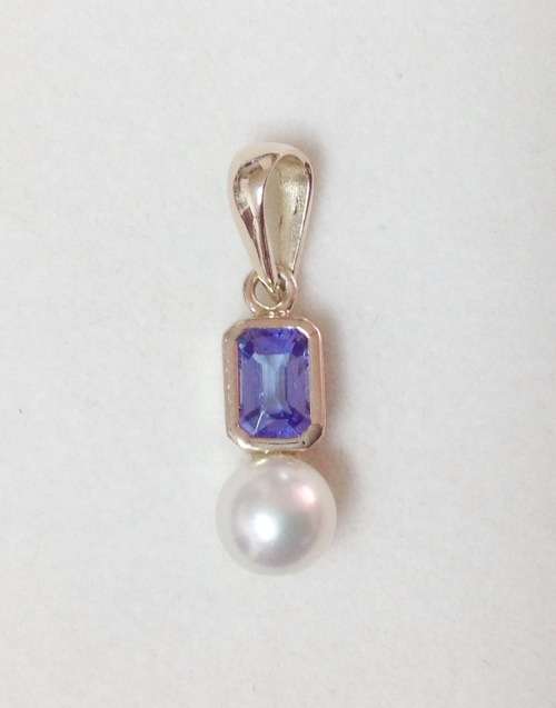 BEAUTIFUL AKOYA CULTURED OYSTER SEA PEARL AND GENUINE SAPPHIRE PENDANT IN SOLID 9 CARAT GOLD!