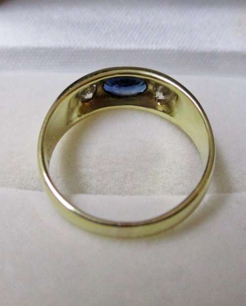 Beautiful 18 Carat Gold Sapphire and Diamond Ring!