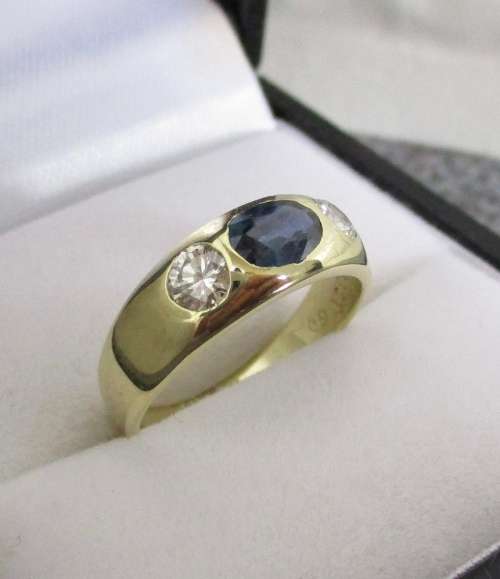 Beautiful 18 Carat Gold Sapphire and Diamond Ring!