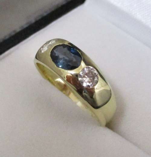 Beautiful 18 Carat Gold Sapphire and Diamond Ring!