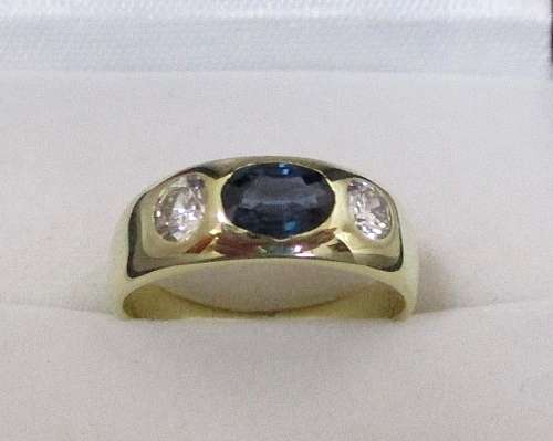 Beautiful 18 Carat Gold Sapphire and Diamond Ring!