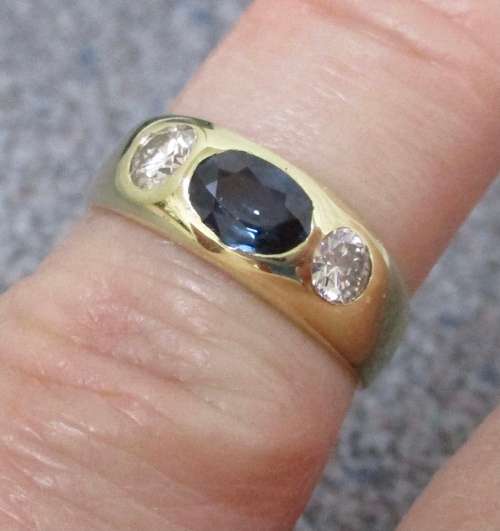 Beautiful 18 Carat Gold Sapphire and Diamond Ring!