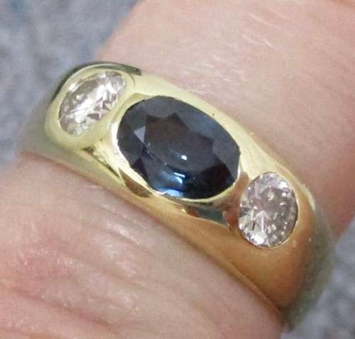 Beautiful 18 Carat Gold Sapphire and Diamond Ring!