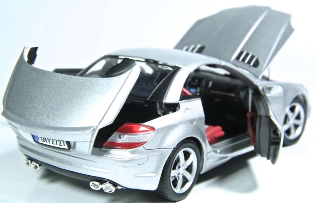 NEW Mercedes Benz SLK55AMG 1/18 Scale Motormax Diecast Model Car