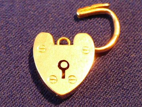@@@ ANTIQUE BIRMINGHAM 1908 SOLID NINE CARAT GOLD HEART PADLOCK CLASP / PENDANT / CHARM @@@
