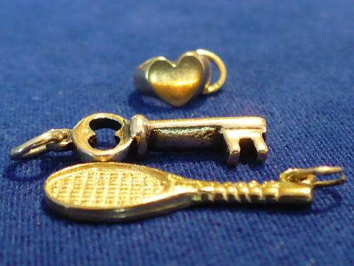 THREE DELIGHTFUL VINTAGE SOLID 9 CARAT GOLD CHARMS!