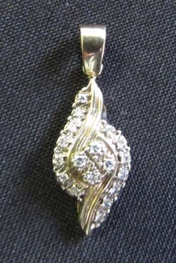 Beautiful 9ct Gold Pendant 2.92g