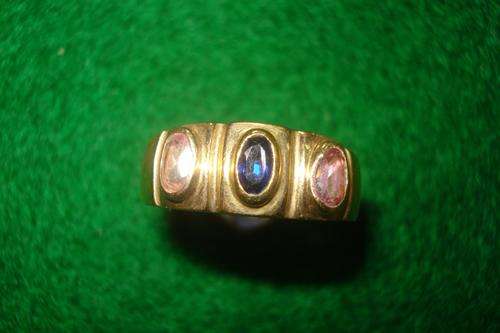 Beautiful 9ct Gold 3 stone ring