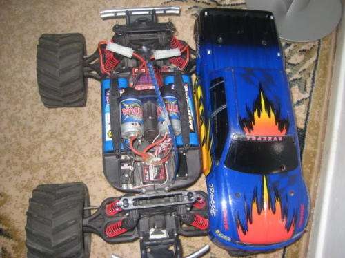 TRAXXAS E-MAXX,2 SPEED,TWIN TITAN MOTOR, NOVAK 14.4V EVX ESC,2 BATTERY PACK 7.2V, FAST AND POWERFULL