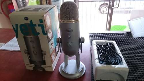 Blue Yeti USB Microphone, like new, demo, display unit