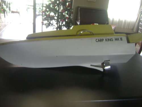 LARGE CARP KING MK 3, FISHING BAIT BOAT, GOOD CONDITION, BATTERIES, CHARGER, REMOTE, READY TO RUN.