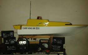 LARGE CARP KING MK 3, FISHING BAIT BOAT, GOOD CONDITION, BATTERIES, CHARGER, REMOTE, READY TO RUN.