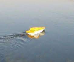 LARGE CARP KING MK 3, FISHING BAIT BOAT, GOOD CONDITION, BATTERIES, CHARGER, REMOTE, READY TO RUN.