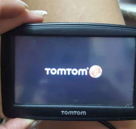 TOMTOM GPS XL WITH CHARGING CABLE, PLEASE READ