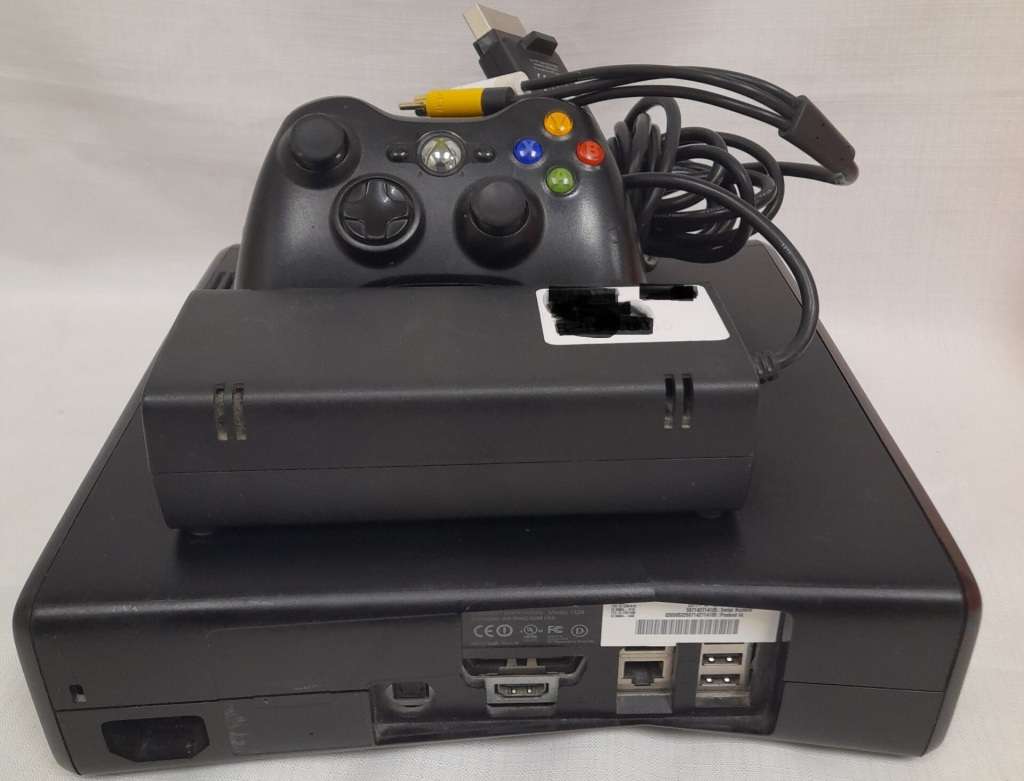 XBOX 360 S CONSOLE , 250GB STORAGE HDD, KINECT READY , WITH ORGINAL XBOX WIRELESS REMOTE, WITH GAME