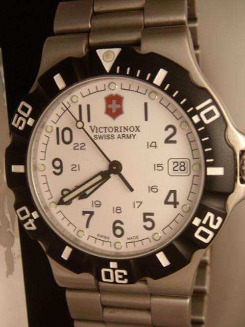 VICTORINOX MENS SWISS ARMY WATCH   NO RESERVES