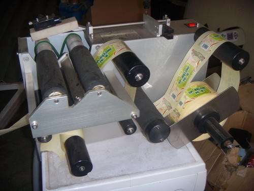 COLD DRINK LABELLING MACHINE FOR LABEL BOTTLES SEMI  AUTOMATIC  NO RESERVES