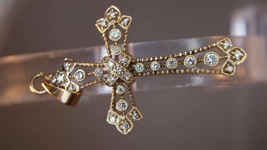 23 DIAMOND SOLID GOLD CROSS    @@ NO RESERVES@@ GENUINE  AUCTION