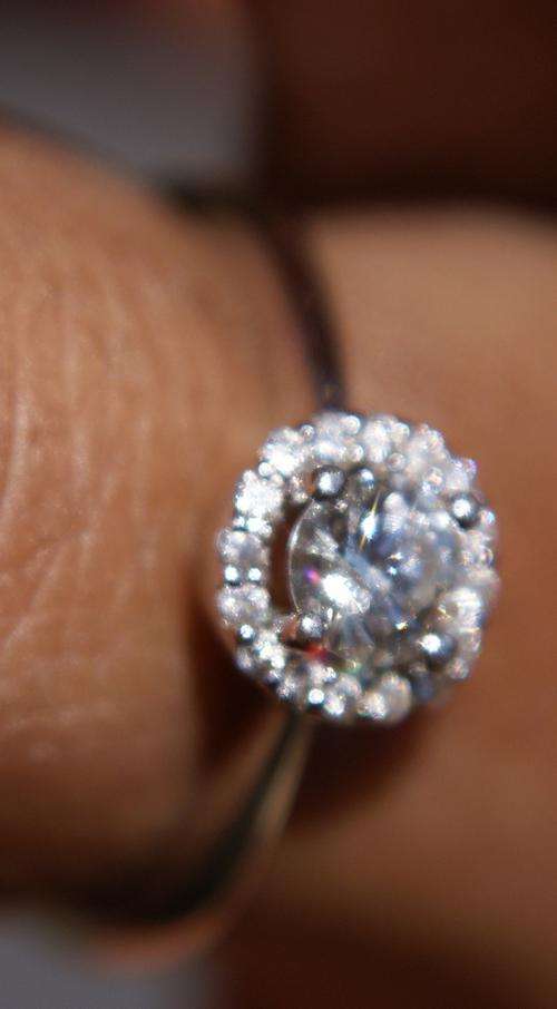 18K WHITE GOLD RING CENTRE DIAMOND WITH FLOWER SHAPE RING #NO  RESERVES#      LIQUIDATION
