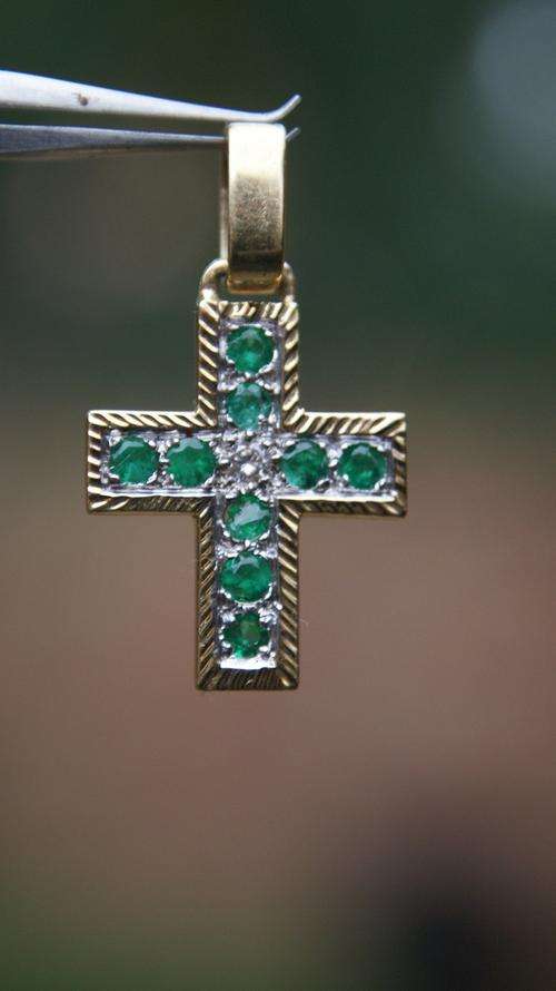 EMERALDS 18K  GOLD CROSS    @@ NO RESERVES@@ GENUINE  AUCTION