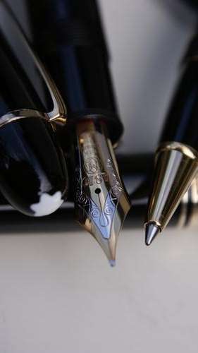 MONT BLANC FOUNTAIN PEN AND BALLPOINT SET IN BOX   #NO  RESERVES#