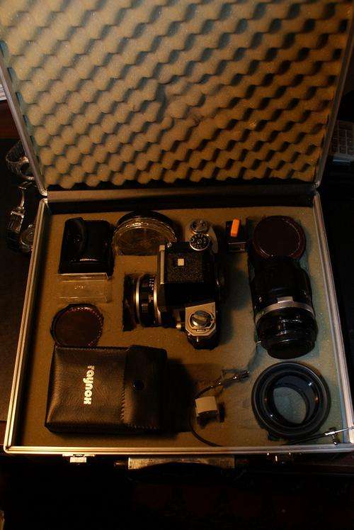 NIKON F CAMERA SET COLLECTABLE IN CASE       NO RESERVES