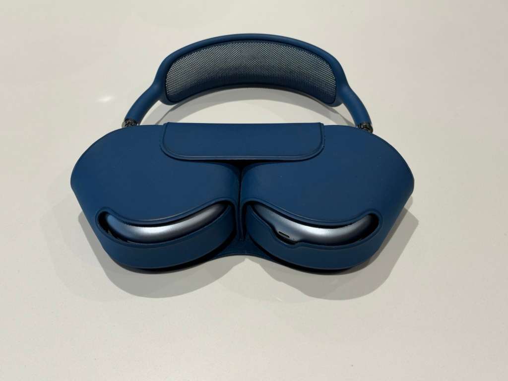 Blue AirMax Pro, with original case and charging cable