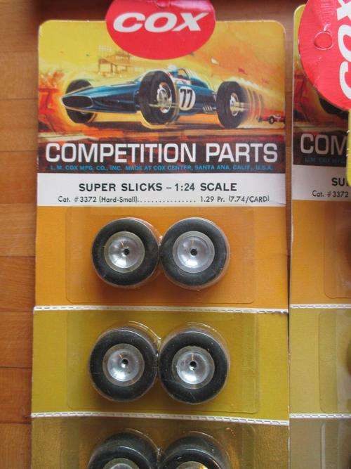Scalextric COX VERY RARE 2 ALUMINIUM WHEELS  & TYRES NOS ORGINAL FROM 1960s NEW 1/24 1/32 SLOT CAR