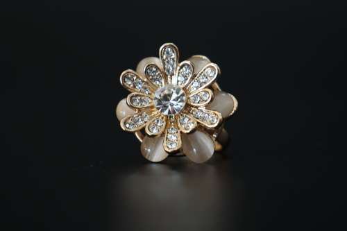 *R1 Auction* Rose Gold Floral Ring with Opal Gemstone size 8