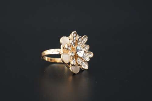 *R1 Auction* Rose Gold Floral Ring with Opal Gemstone size 8