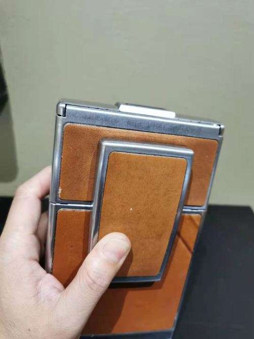 broken polaroid sx-70 land camera