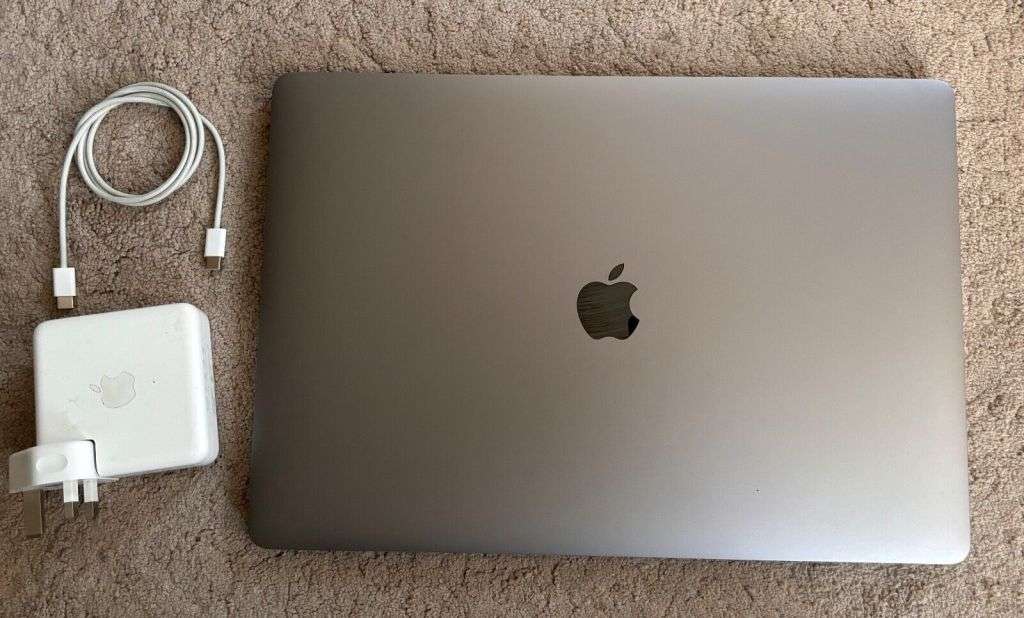MacBook Pro 15 inch Core i7 16GB 512GB 2016 Good Condition