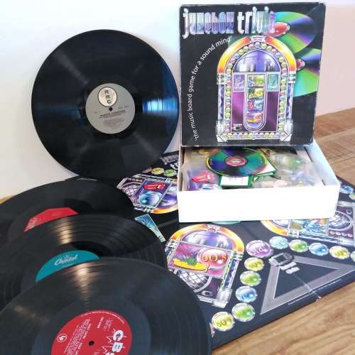 DINNER PARTY COLLECTION | JUKEBOX TRIVIA BOARD GAME + 4 Retro Vinyl LP Record Placemats | Gift Set
