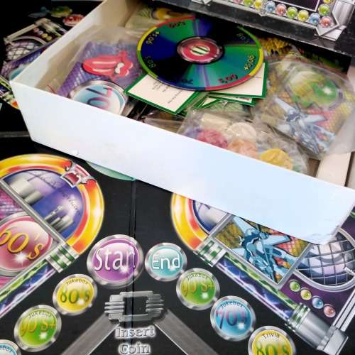 DINNER PARTY COLLECTION | JUKEBOX TRIVIA BOARD GAME + 4 Retro Vinyl LP Record Placemats | Gift Set