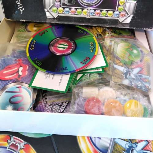 DINNER PARTY COLLECTION | JUKEBOX TRIVIA BOARD GAME + 4 Retro Vinyl LP Record Placemats | Gift Set