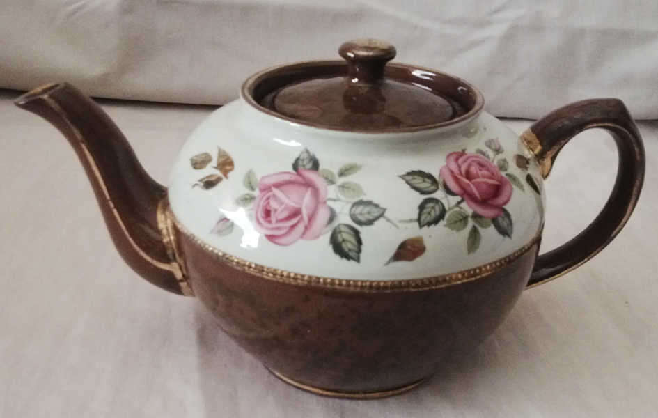 "SADLER" STAFFORDSHIRE TEAPOT IN MINT CONDITION