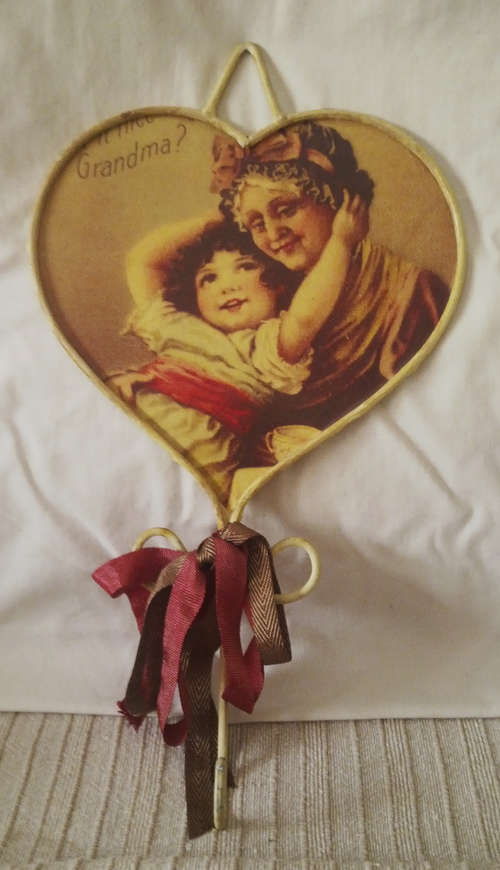 VINTAGE-STYLED PLAQUE WITH HOOK