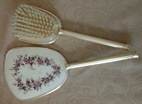 A BEAUTIFUL VINTAGE BRUSH & MIRROR SET (30x13cm)