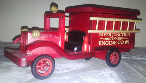 WOODEN FIRE ENGINE (with storage box) (26x12cm)