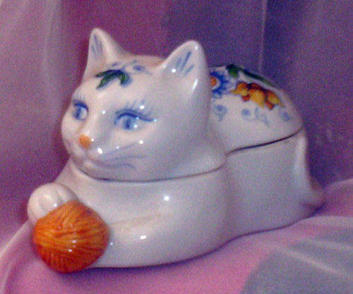 ROMA AL FRESCO "ELIZABETH ARDEN" KITTEN PORCELAIN TRINKET HOLDER - 15cm LONG
