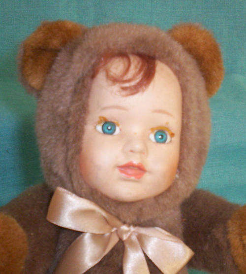 BEAUTIFUL ANNE GEDDES PORCELAIN-FACED DOLL - 25cm TALL