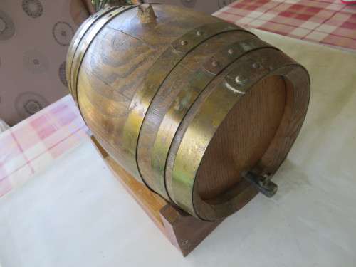 OLD OAK BARREL - 170 MM DIAM. AT THE FRONT - 260 MM LONG - NICE DISPLAY ITEM - AS PER SCAN