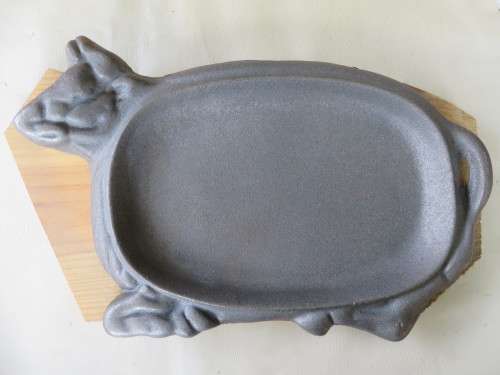 CAST IRON STEAK PLATTER ON WOODEN BASE - 260 X 170 MM - AS PER SCAN