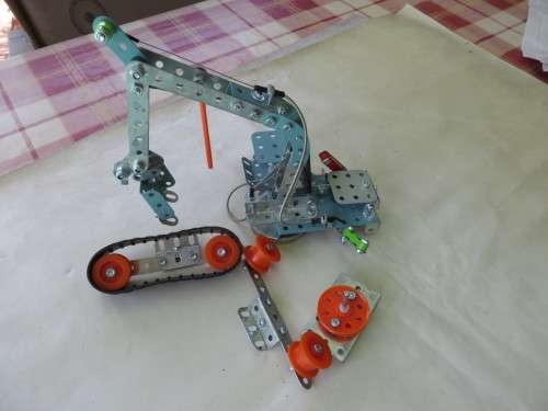 PART OF A SMALL MECCANO CRANE - AS PER SCAN
